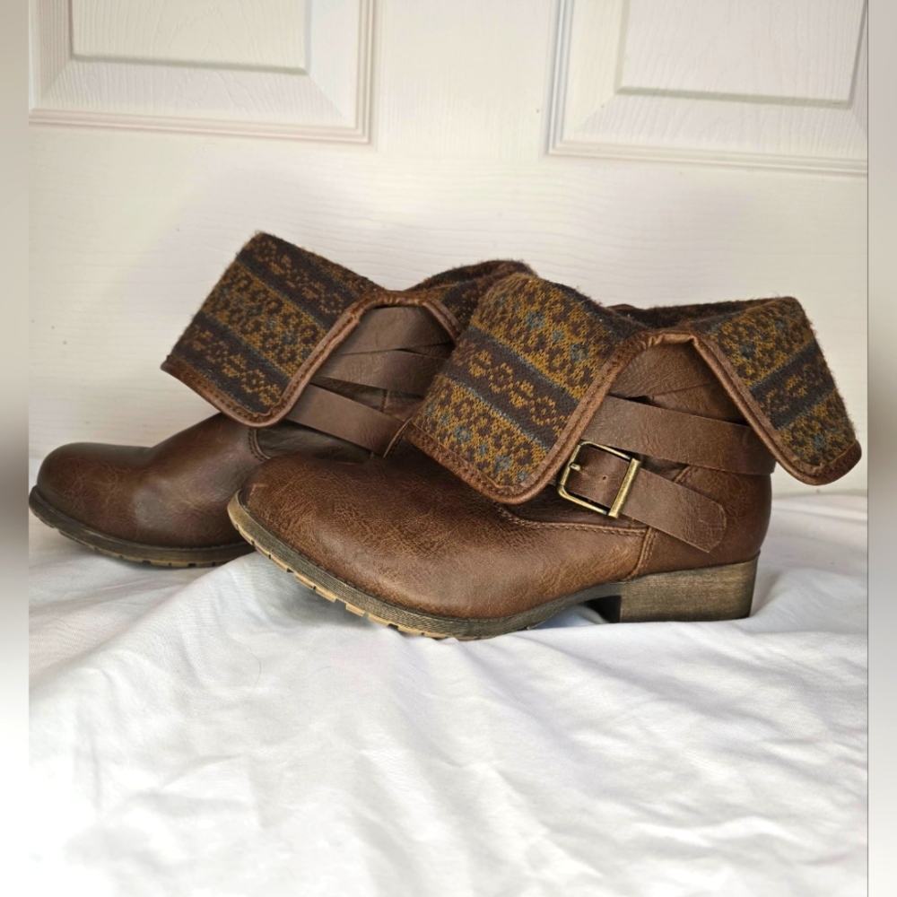 SO Womens 7 Brown Ankle Boots - Boho Cottagecore Rustic style, Knit cuff, Buckle